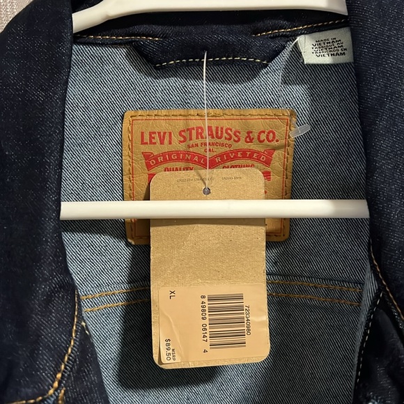 Levi’s Trucker Jacket in Dark Wash - Picture 4 of 11
